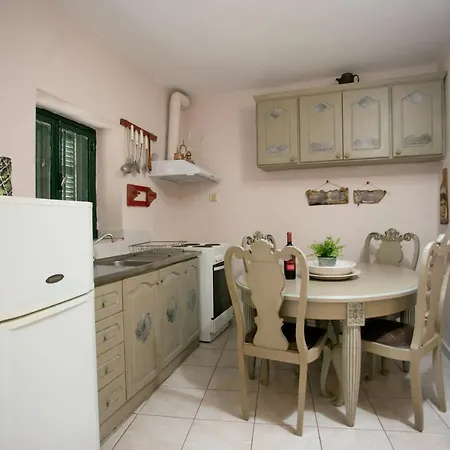 Charouda Pírgos Dhiroú